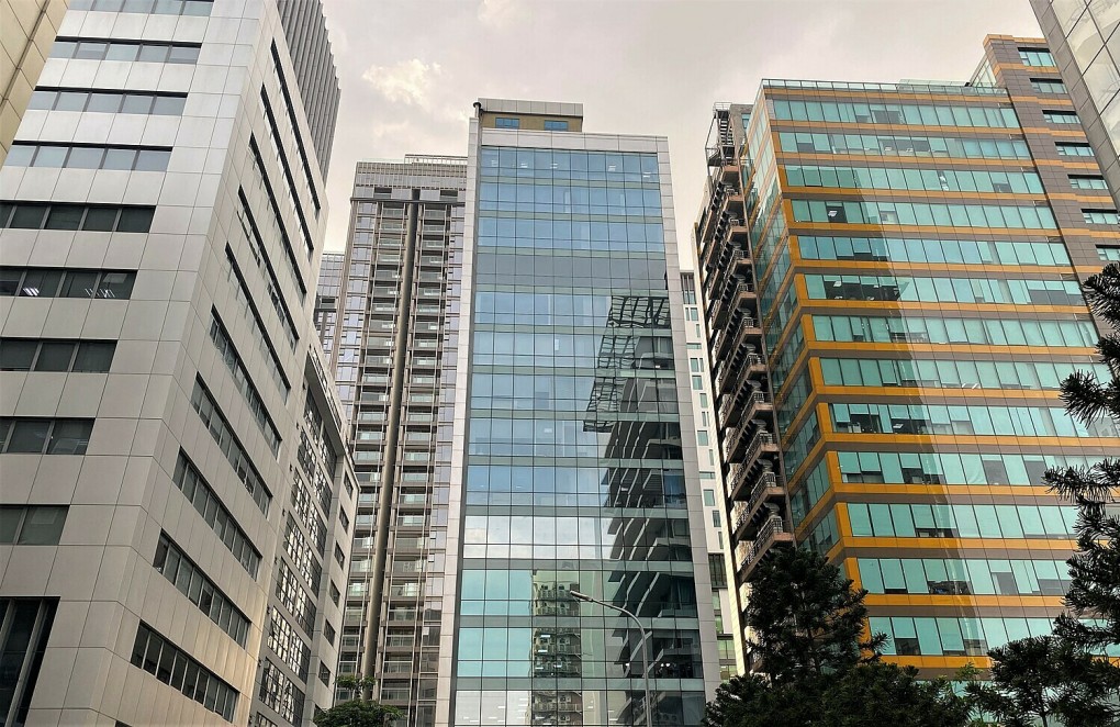 Một dãy các tòa nhà văn phòng tại phố Duy Tân, Cầu Giấy.